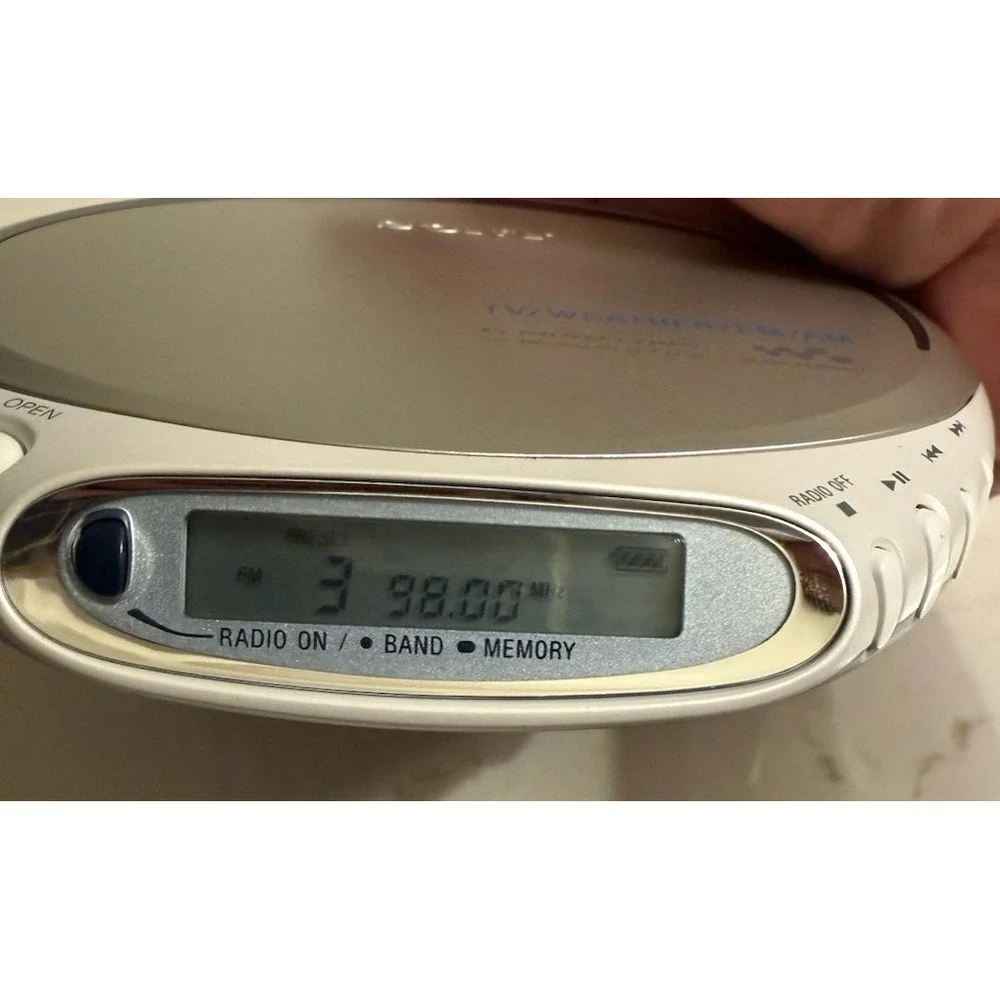 Sony D-FJ210 Portable CD Walkman Radio Silver Player TESTED w/ Remote & Case